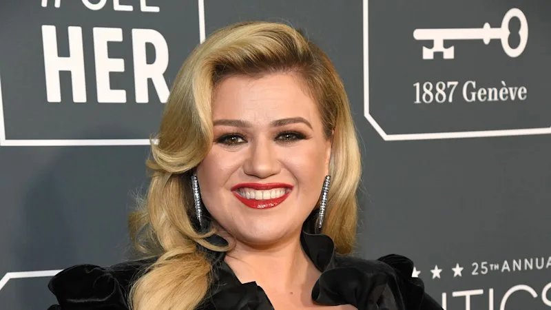 Kelly Clarkson feuds with a Brooklyn novelty shop, and the internet piles on