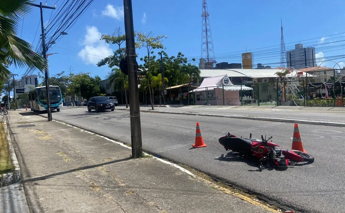 Moto colide com ônibus e motociclista fica ferido em Fortaleza