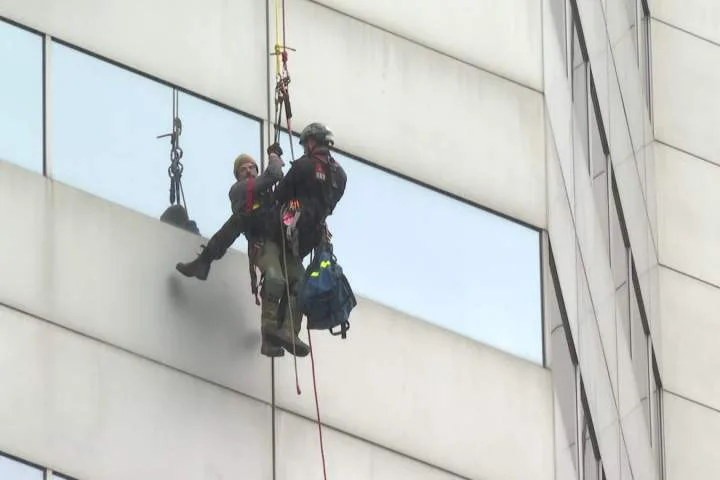 Workers rescued from Montreal highrise after platform malfunction
