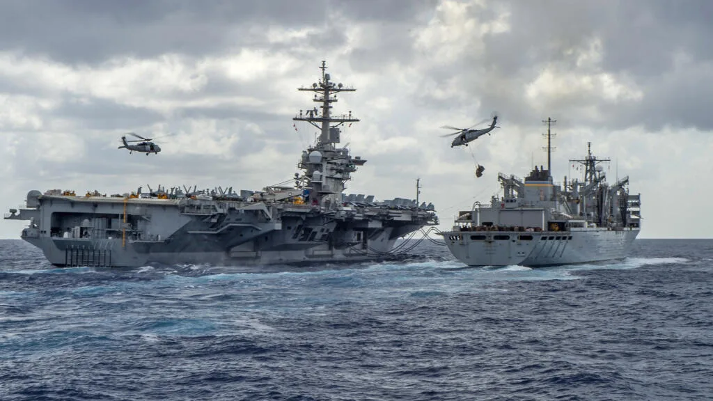 Trump nie les inquiétudes concernant l'équipage du porte-avions Lincoln en mer depuis huit mois