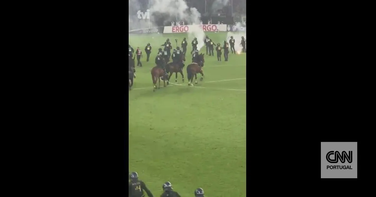 Invasão de campo seguida de carga policial marca dérbi na Alemanha