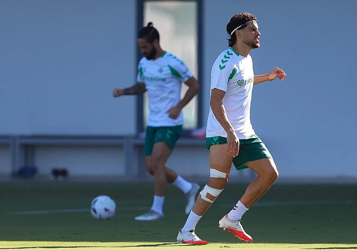 Alineaciones oficiales del Levante - Betis de LaLiga EA Sports 2026-2027: Isco y Parrott, titulares