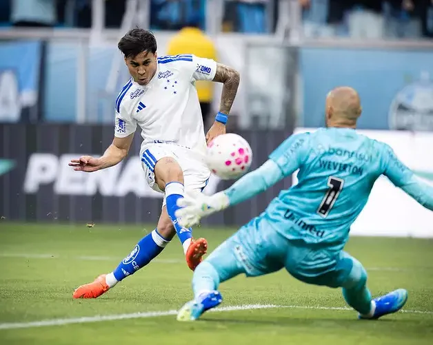 Com três gols de Kaio Jorge, Cruzeiro vira sobre o Grêmio e entra no G4