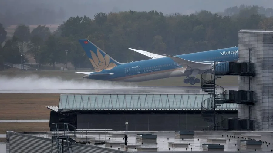 Luftverkehr: Reifenspuren am Pistenende: Bundesbehörde rekonstruiert Boeing-Vorfall