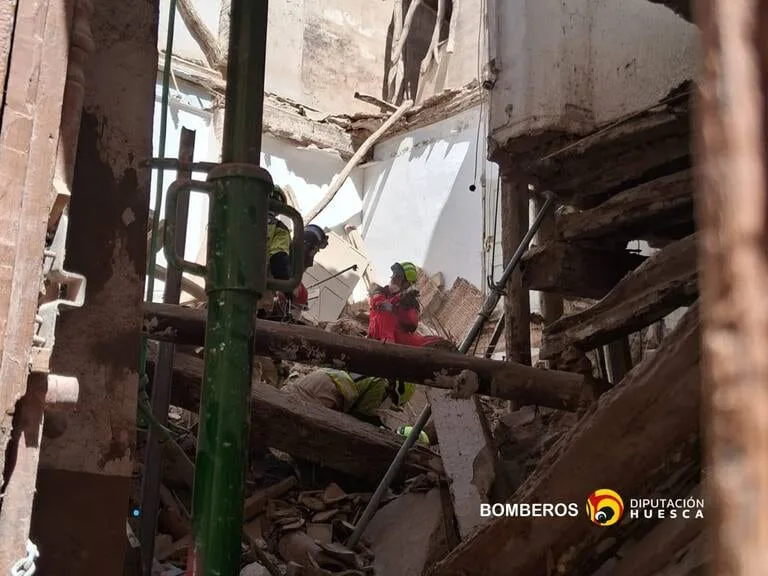 Muere un trabajador y otro permanece atrapado tras el derrumbe de un edificio en obras en Huesca