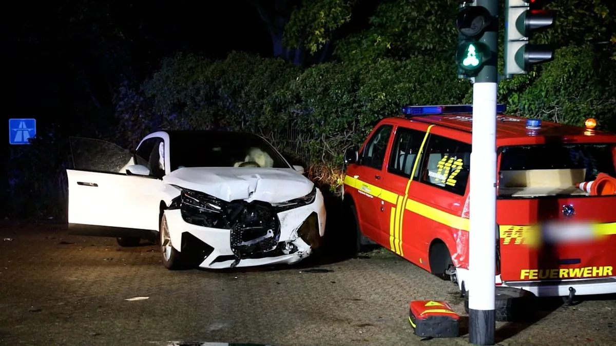 Erst der tödliche Crash, dann das nächste Unglück - Feuerwehr kollidiert auf Rettungsfahrt