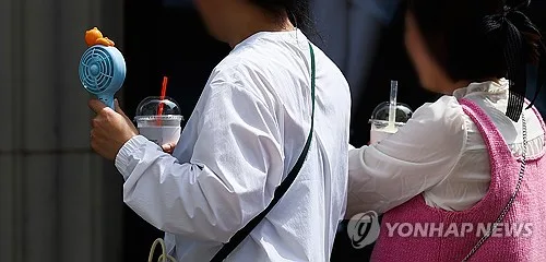 日서 '지하철 손풍기' 사용 논란…"땀 바람 불쾌"