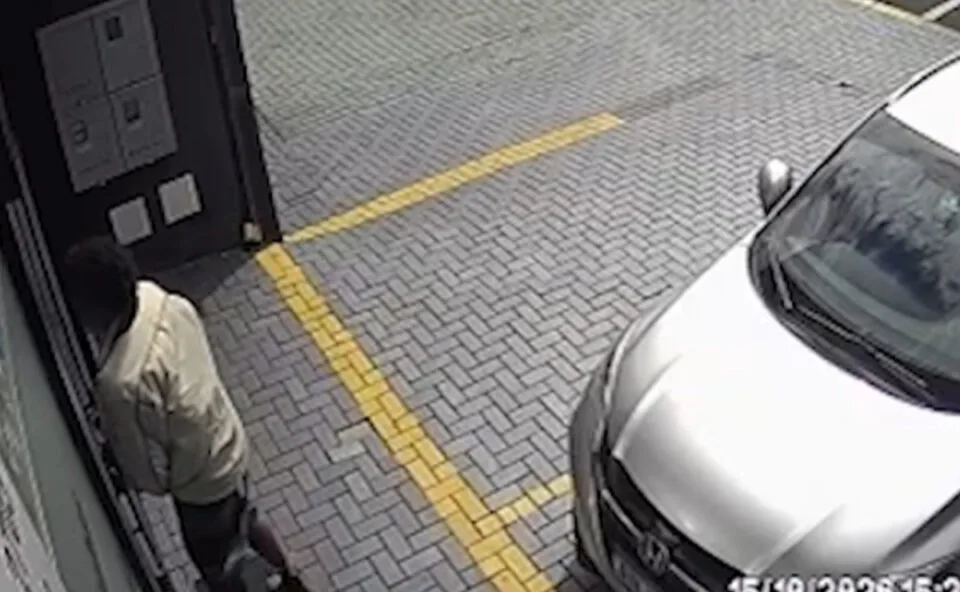 Homem é preso suspeito de importunação sexual após se masturbar em frente a salão de beleza; câmera de segurança flagrou ação