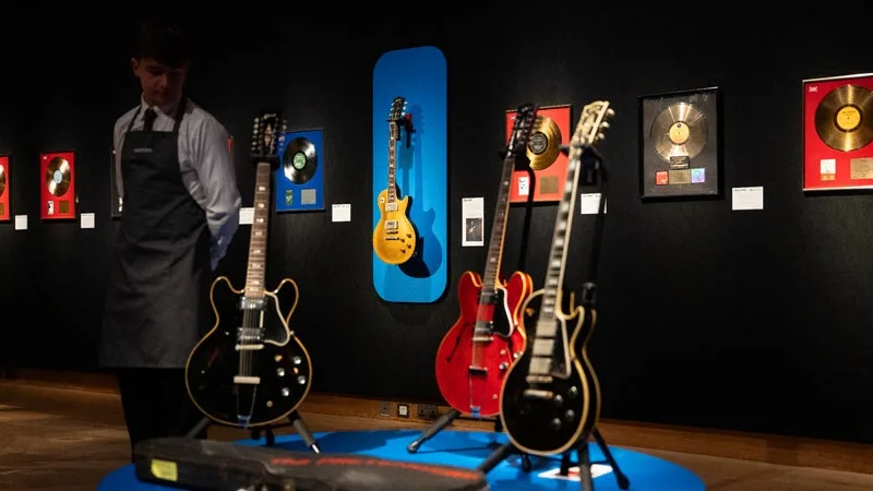 Deux guitares de Johnny Marr, l'ancien membre de The Smiths, vendues plus de 650.000 euros aux enchères