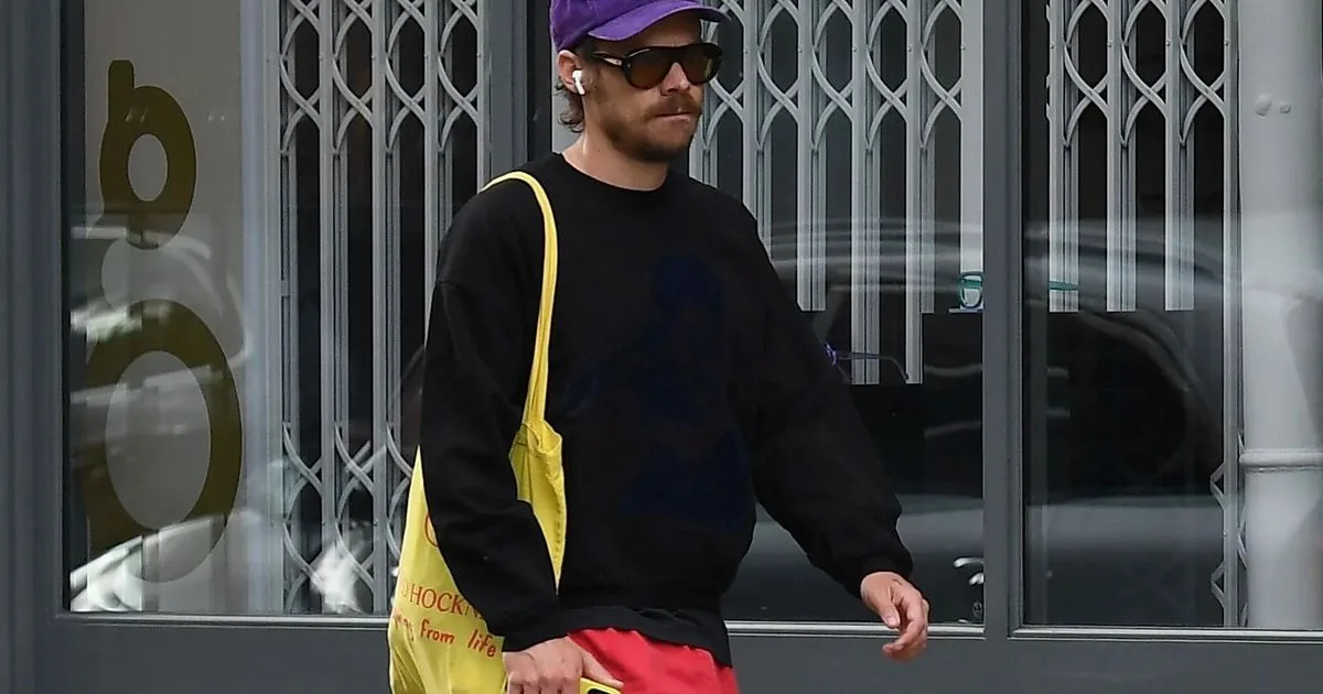 Adopté par Harry Styles, le short court s’impose comme le must-have de la saison : notre sélection des 8 modèles incontournables