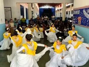 El folclor neoespartano retumba en los pasillos de las escuelas
