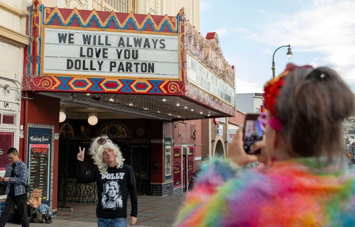 « On perd une alliée en or »… Pourquoi Dolly Parton est une icône de la communauté LGBT+