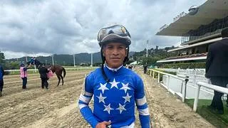 Winder Véliz se gradúa de profesional sobre el ejemplar Athletic Time en Venezuela