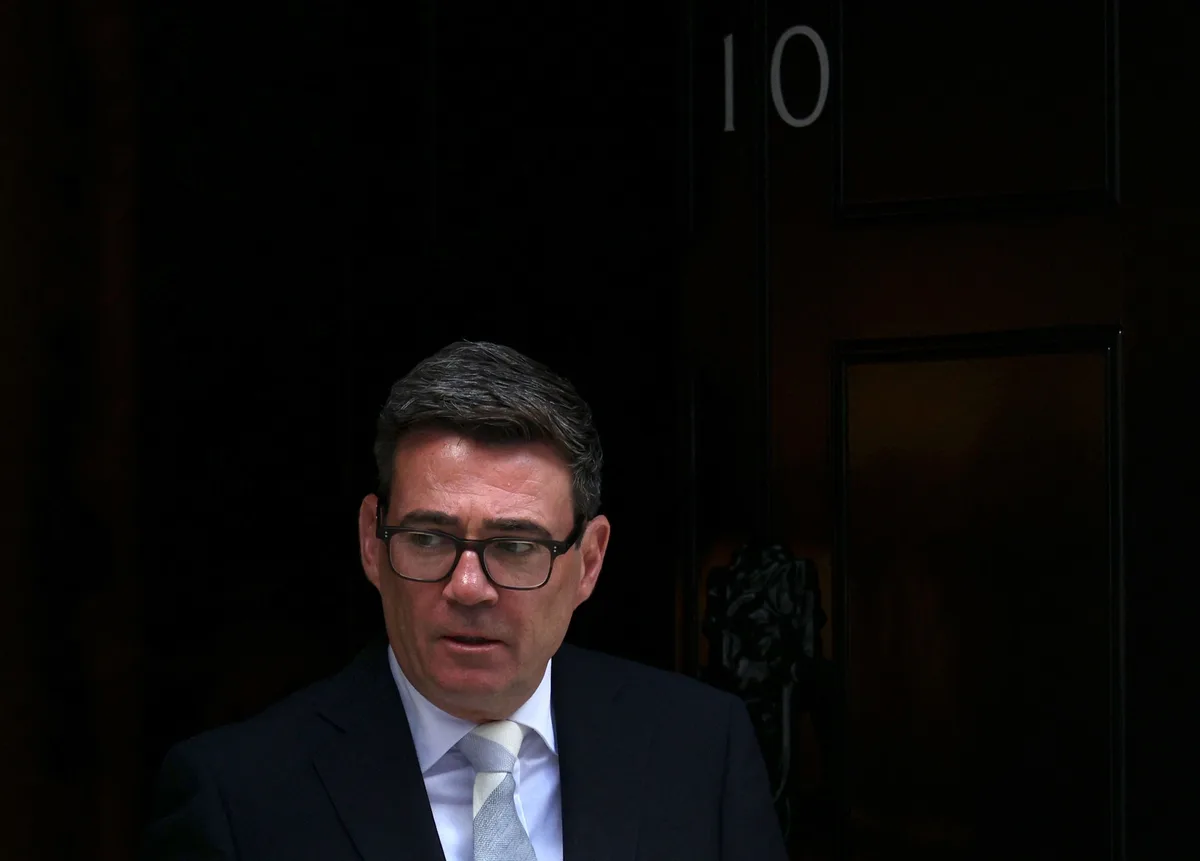Andy Burnham promete crecimiento y autonomía regional en su estreno parlamentario como jefe del Gobierno británico