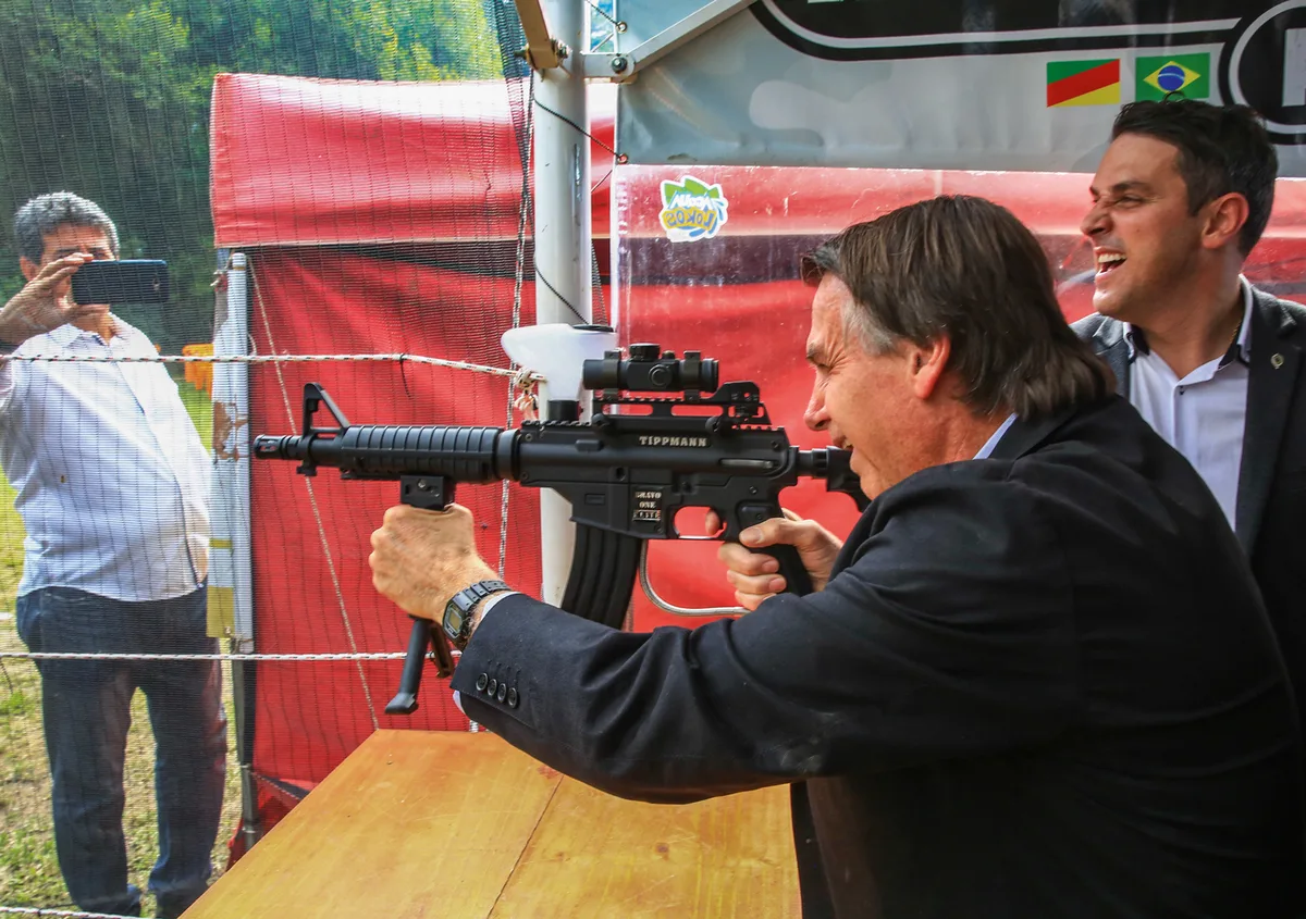 Moraes manda Exército destruir armas de Jair Bolsonaro que foram apreendidas
