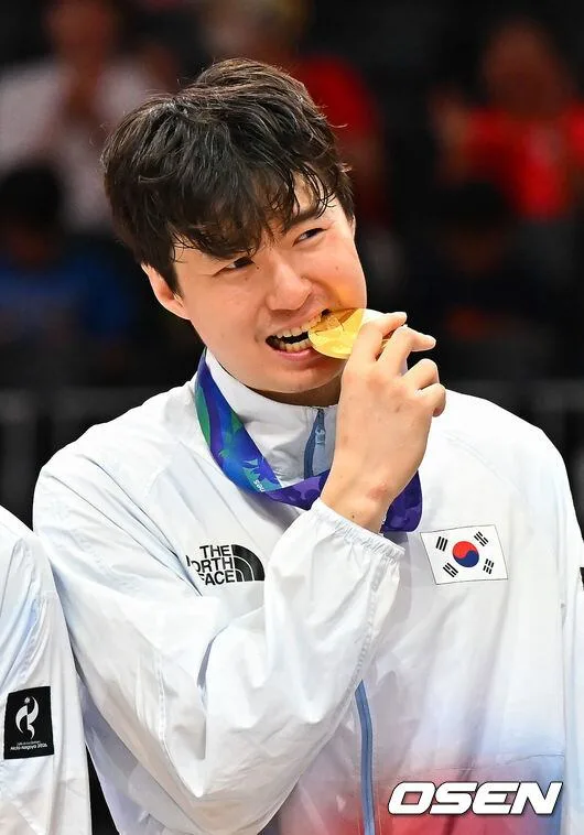 "일본에서 뛰어줘서 고마웠다" 日 꺾고 금메달 딴 이현중에게 쏟아진 응원...중국은 "NBA 도전" 주목