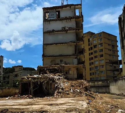 Avanza demolición del edificio Moisés en San Bernardino