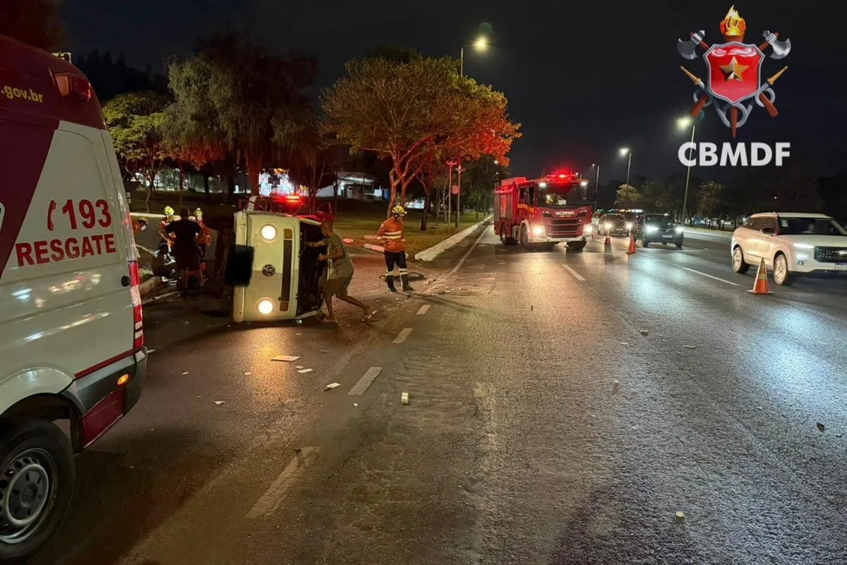 Kombi tomba no Eixão Sul e motorista é levado ferido ao hospital