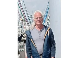 « C’est inadmissible » : les proches du skippeur disparu au large de la Bretagne réclament la poursuite des recherches