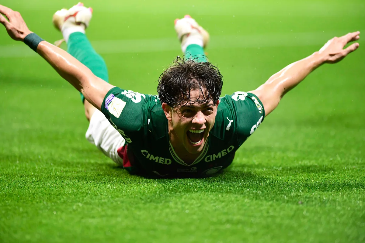 Giay e Gómez levam terceiro cartão amarelo e desfalcam Palmeiras contra Athletico-PR