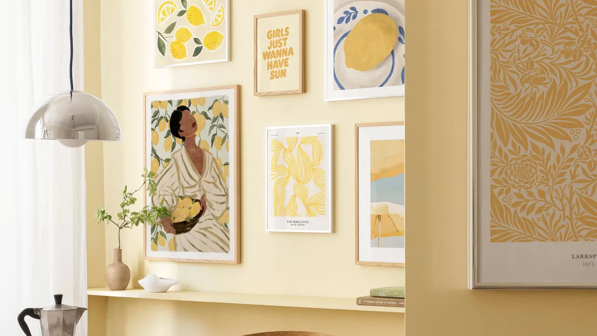 La tendencia del amarillo mantequilla se cuela en los interiores más actuales: paredes, muebles y detalles para copiar