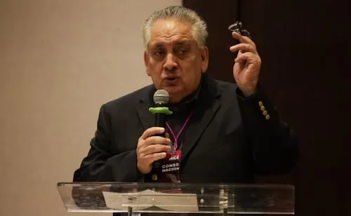 Acosta Naranjo asegura que 17 candidaturas de Morena se decidieron desde Palenque; acusa campañas adelantadas