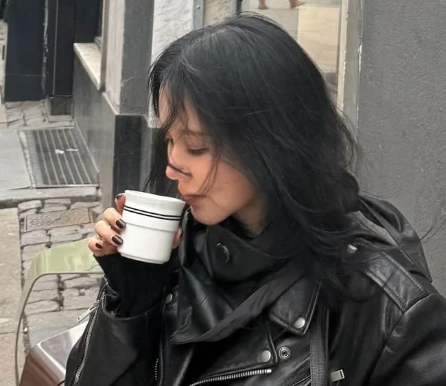 엄정화, 커피 마시는 옆태마저 힙해…57세 믿기 힘든 독보적 분위기