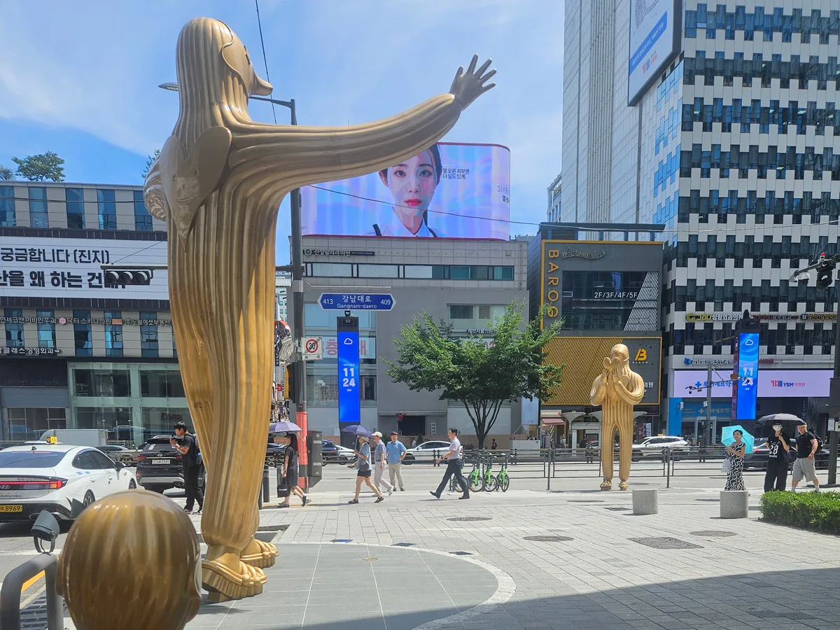 서울 강남대로에 덩그러니 놓인 ‘황금색 조형물’ [고혜련의 삶이 있는 풍경] (25)