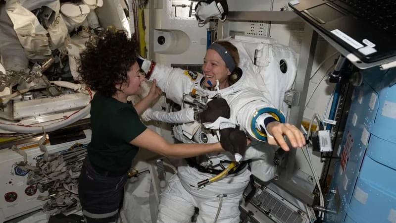 DIRECT. Sophie Adenot: l'astronaute française va s'aventurer dans le vide spatial, suivez sa sortie extravéhiculaire