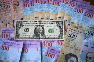 Venezuela pode abandonar bolívar pelo dólar na maior troca de moeda desde o euro