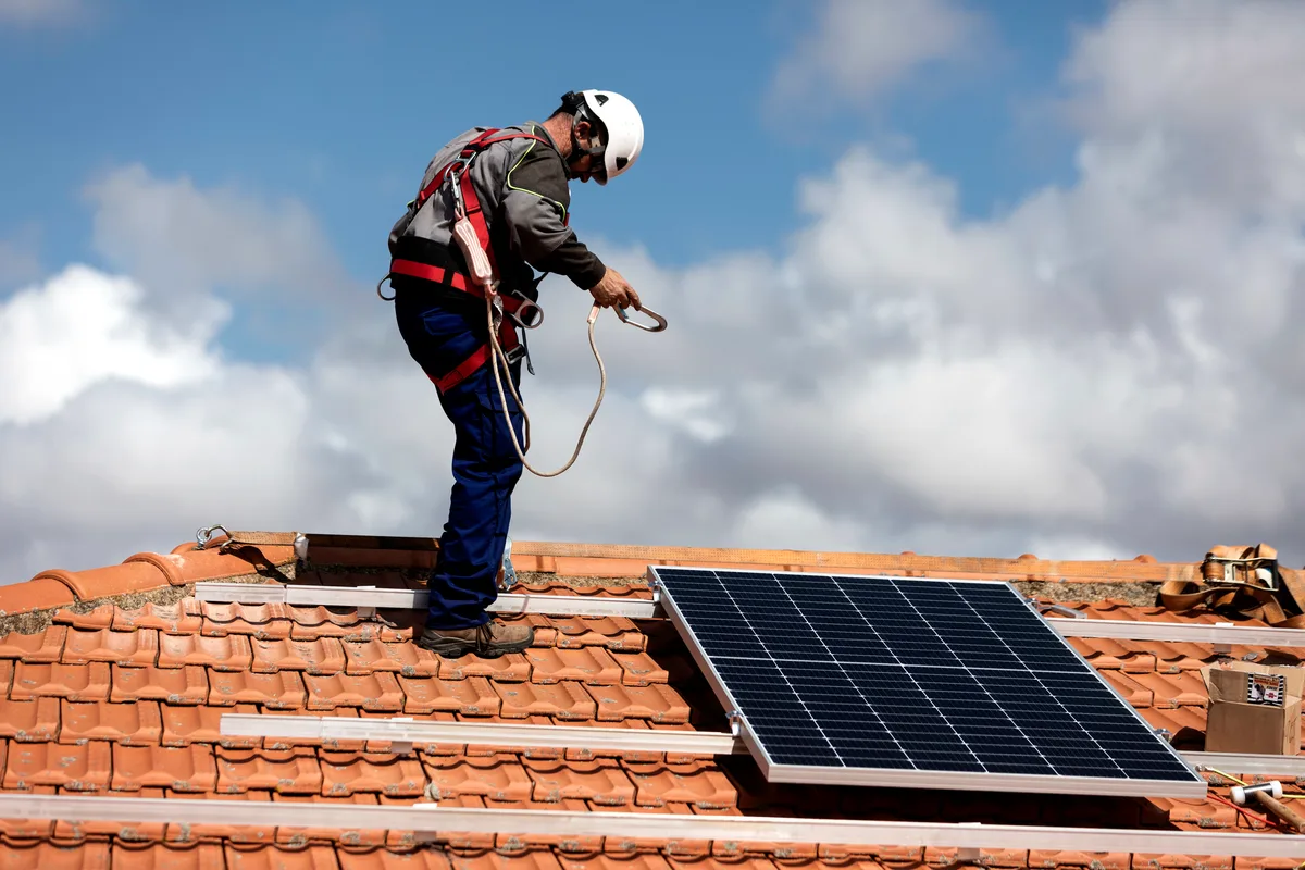 El 'pinchazo' fotovoltaico se cobra 12.000 empleos en un año