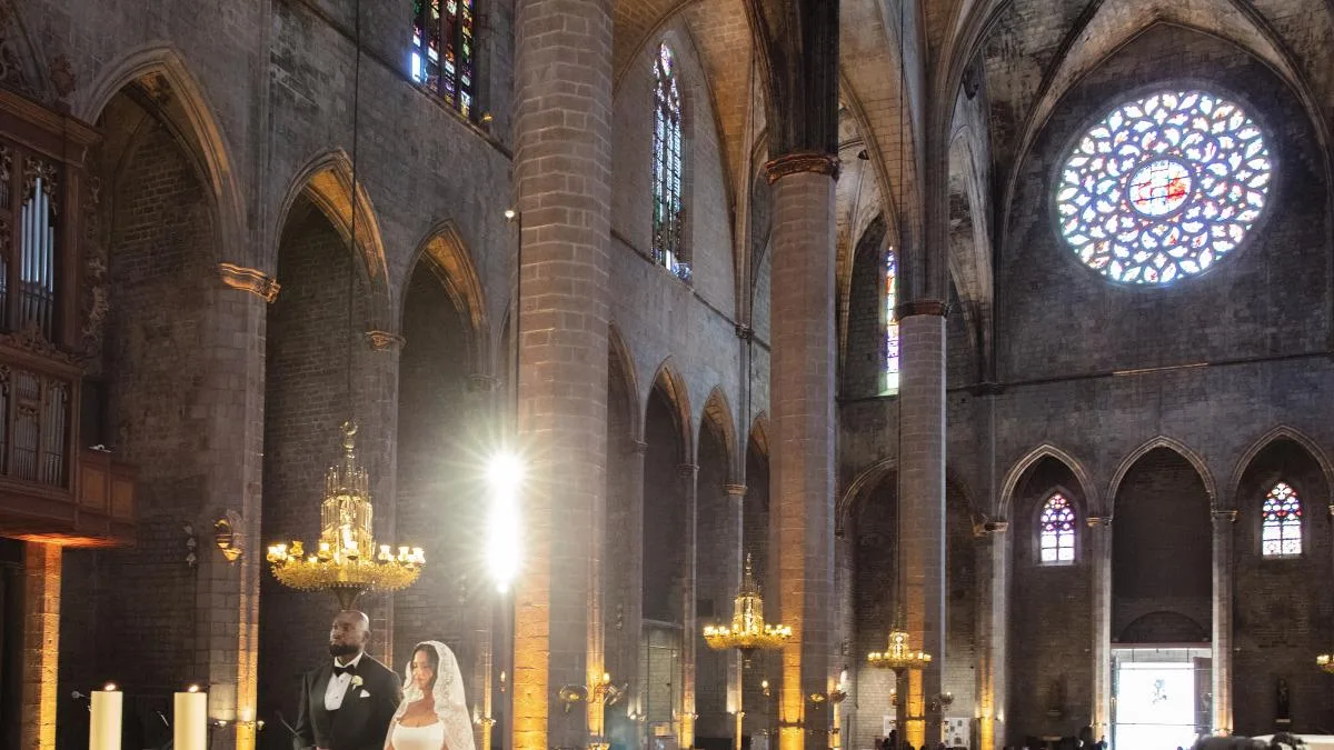 Giulia, hija de Pino Sagliocco, se casa con el actor Chidi Ajufo en Santa Maria del Mar