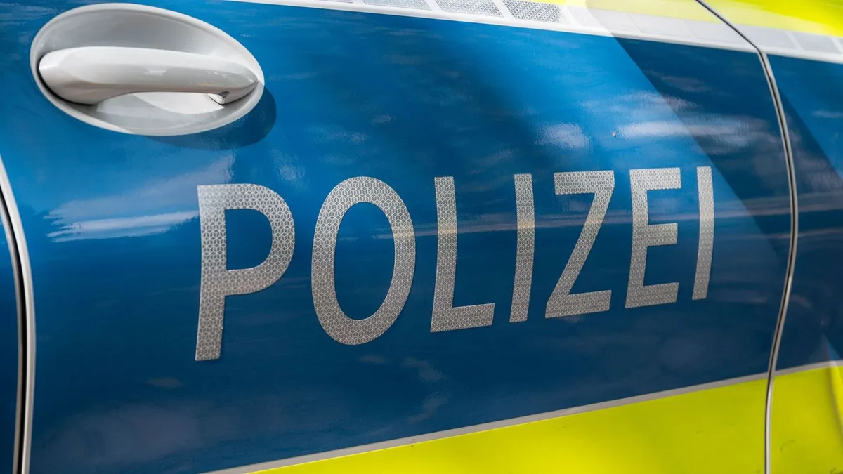 Schwerer Unfall: Motorradfahrer nach Kollision über Böschung geschleudert