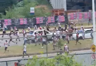 Vídeo: torcedor do Bahia é espancado e morto a caminho do Ba-Vi em Salvador