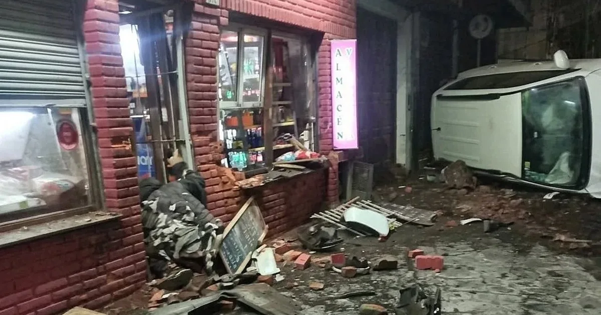 Mar del Plata: un muerto y cinco heridos por el brutal vuelco y choque de una camioneta contra un almacén