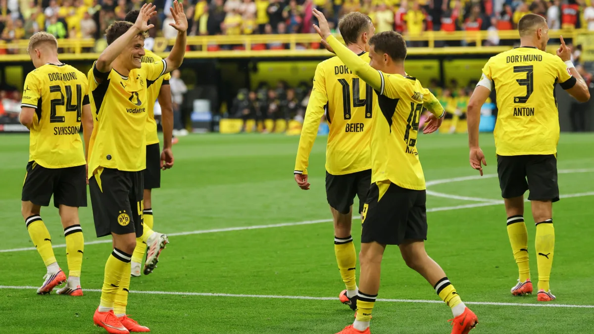 Sorge um Konstantelias: Dortmund gewinnt mit griechischer Musik zum Auftakt gegen Hamburg