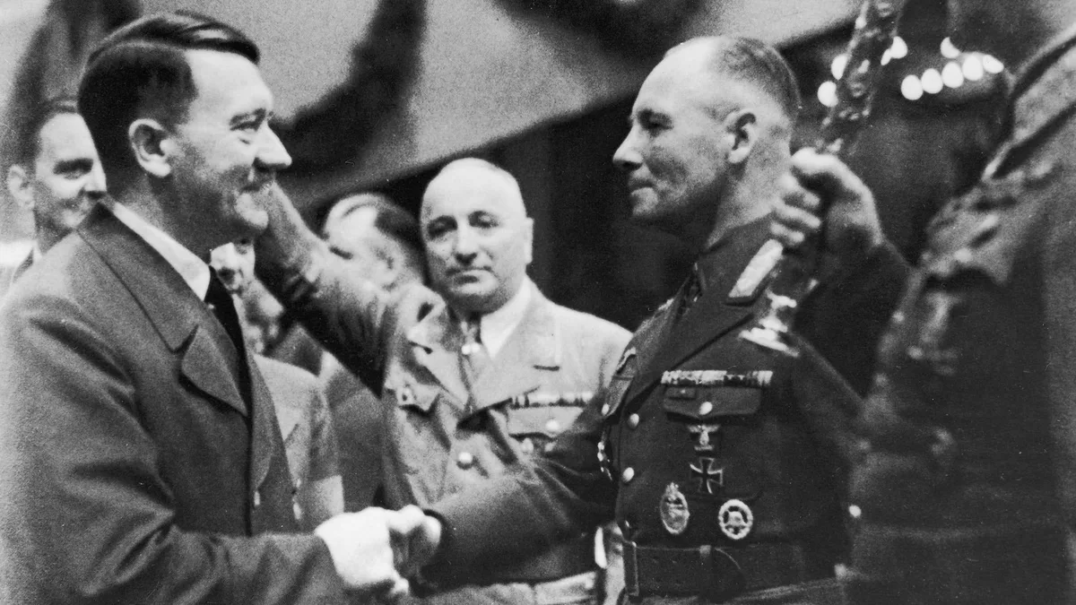 La mentira de Hitler que duró hasta el fin de la guerra: obligó a su mejor general a suicidarse y lo despidió con ovaciones públicas