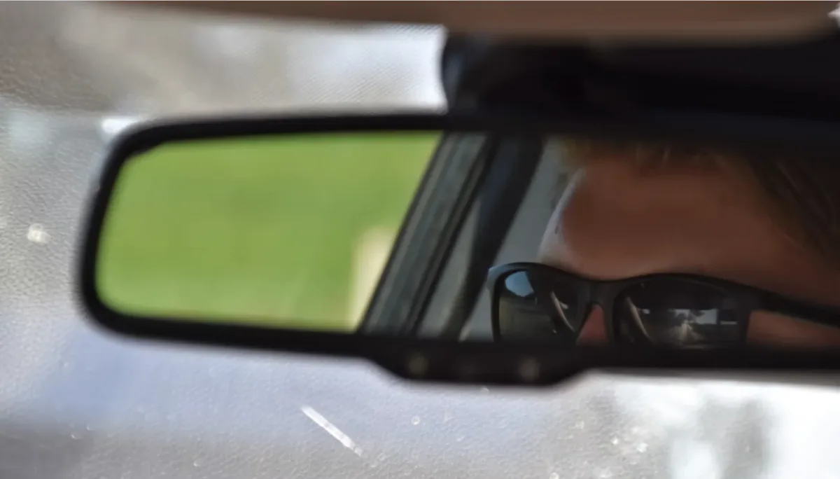 Retrovisor ganha função inesperada em novos carros; entenda