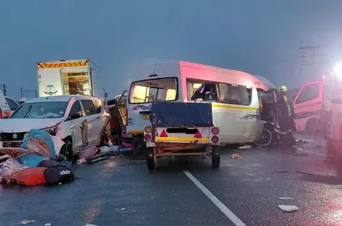 21 people killed in horror N1 Western Cape crash