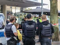 Polizei sucht drei Männer: Befreiter Häftling in Essen entkam auf E-Scooter