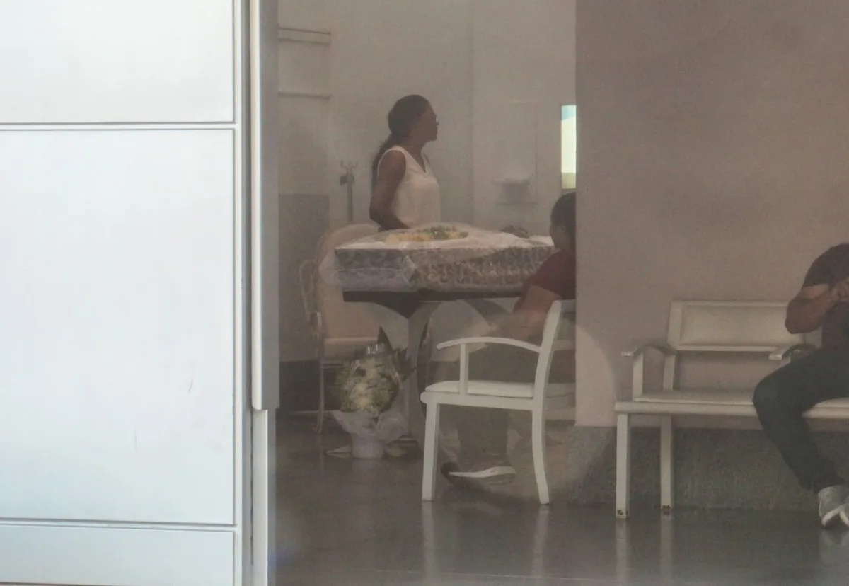 No velório de ex-militar, mãe defende filho morto a tiros: "ele não era bandido"