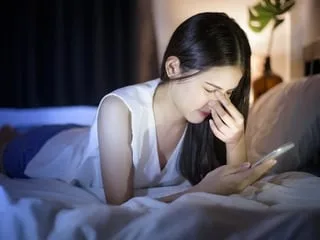 Vous passez des heures sur votre téléphone ? Voici quatre signes physiques qui montrent que vous scrollez trop