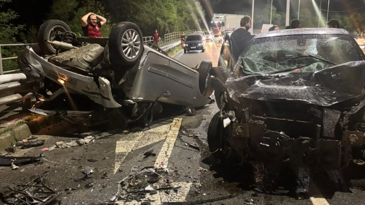 Colisão entre veículos deixa dois jovens mortos em SC e equipes de resgate isolam a área no Vale do Itajaí