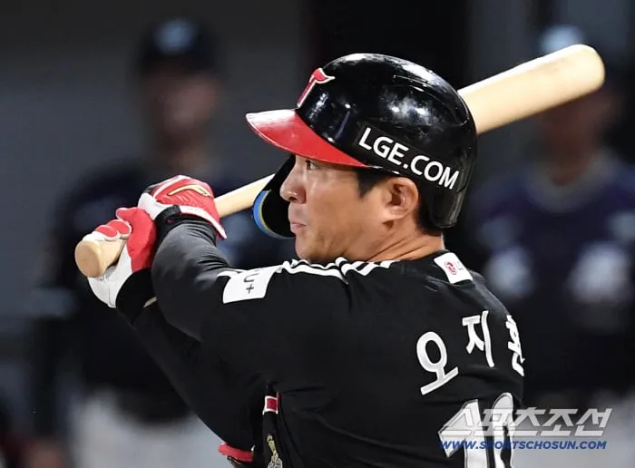 '홈런-3루타-안타-홈런' LG 오지환 힘조절 실패, 그 흔한 2루타 하나가 모자랐다…염갈량 폭풍칭찬 "흐름 가져오고, 승리 이끌었다" [수원승장]