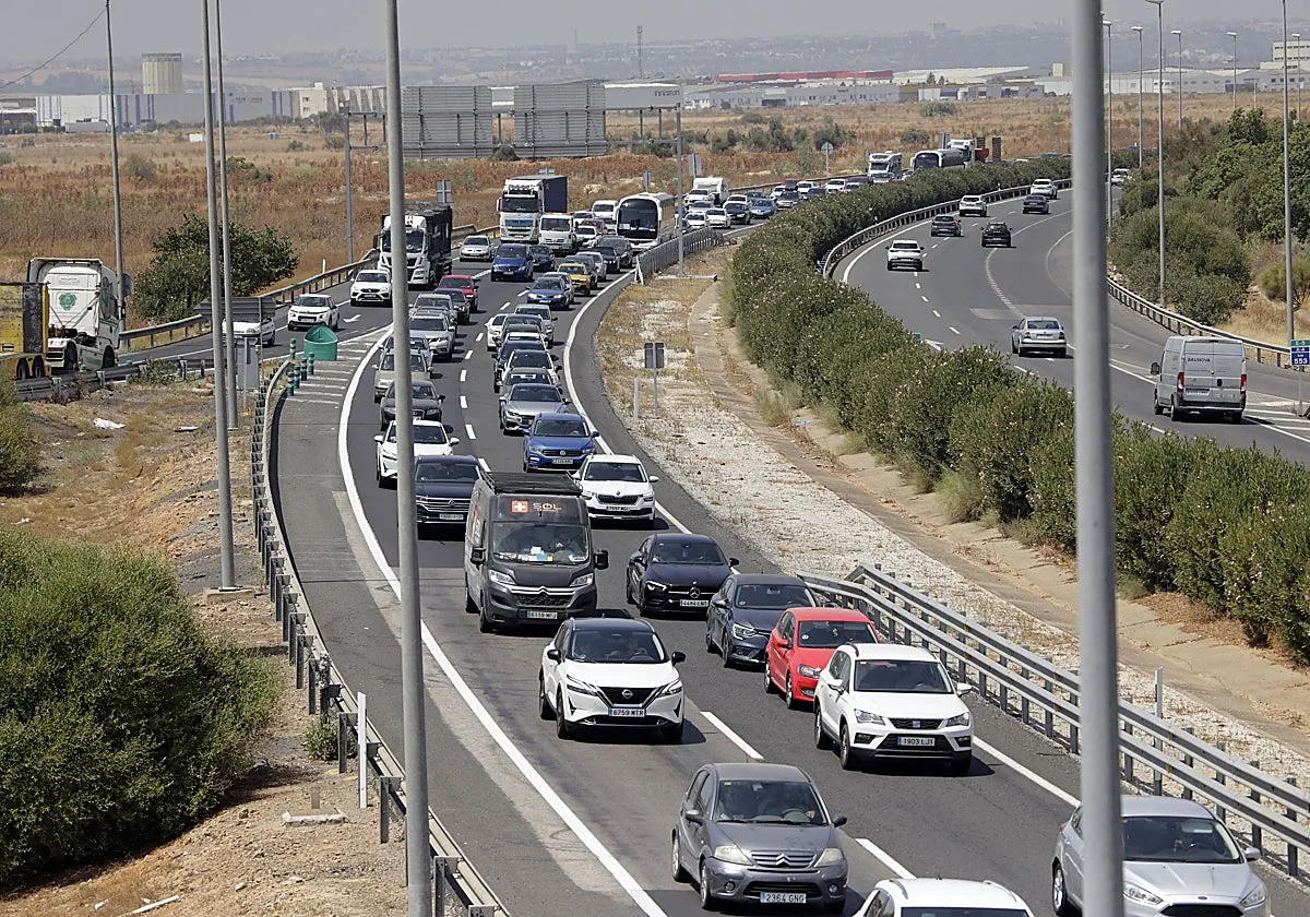 Más de cinco kilómetros de retenciones en la AP-4 por la aglomeración de tráfico de vuelta de Cádiz a Sevilla