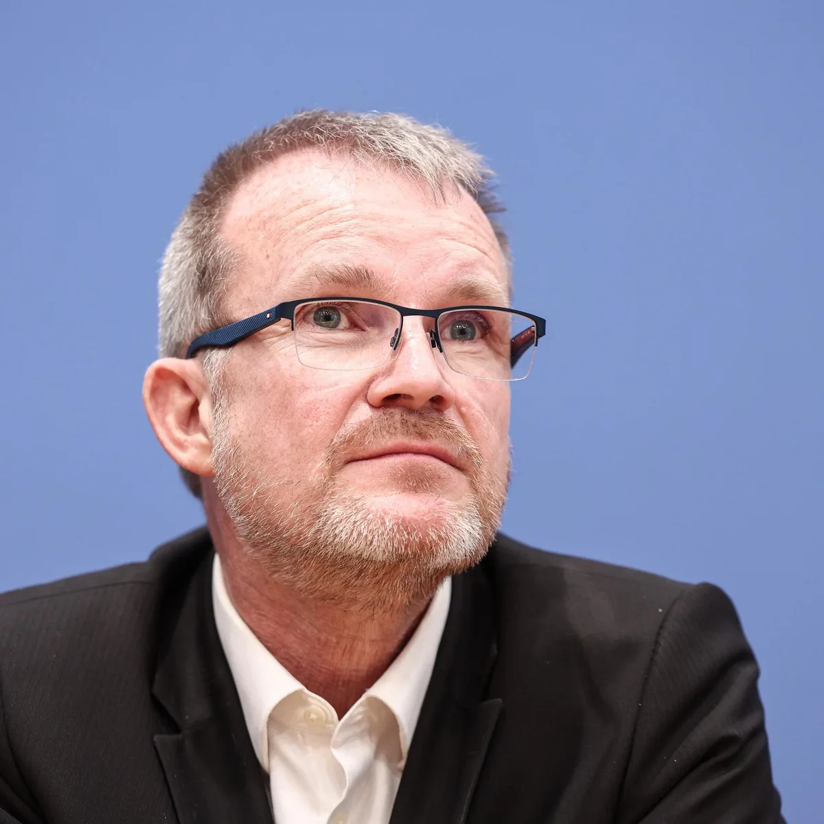 Gesundheit - Chef der Techniker Krankenkasse: "Private und gesetzliche Kassen abschaffen" - neues System mit "Bestem aus beiden Welten"