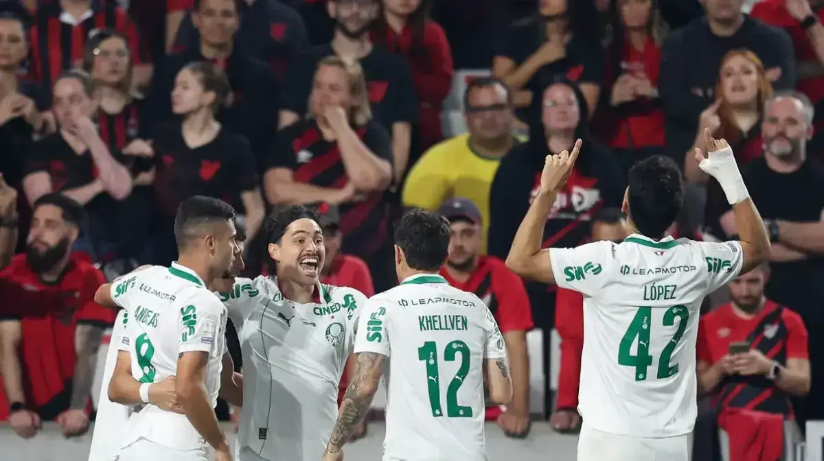 Palmeiras supera expulsão, vence Athletico-PR e dorme líder do Brasileirão