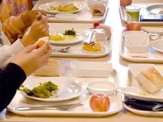 Après avoir gagné 50 millions à l’EuroMillions en 2009, ils financent chaque année la cantine scolaire du village
