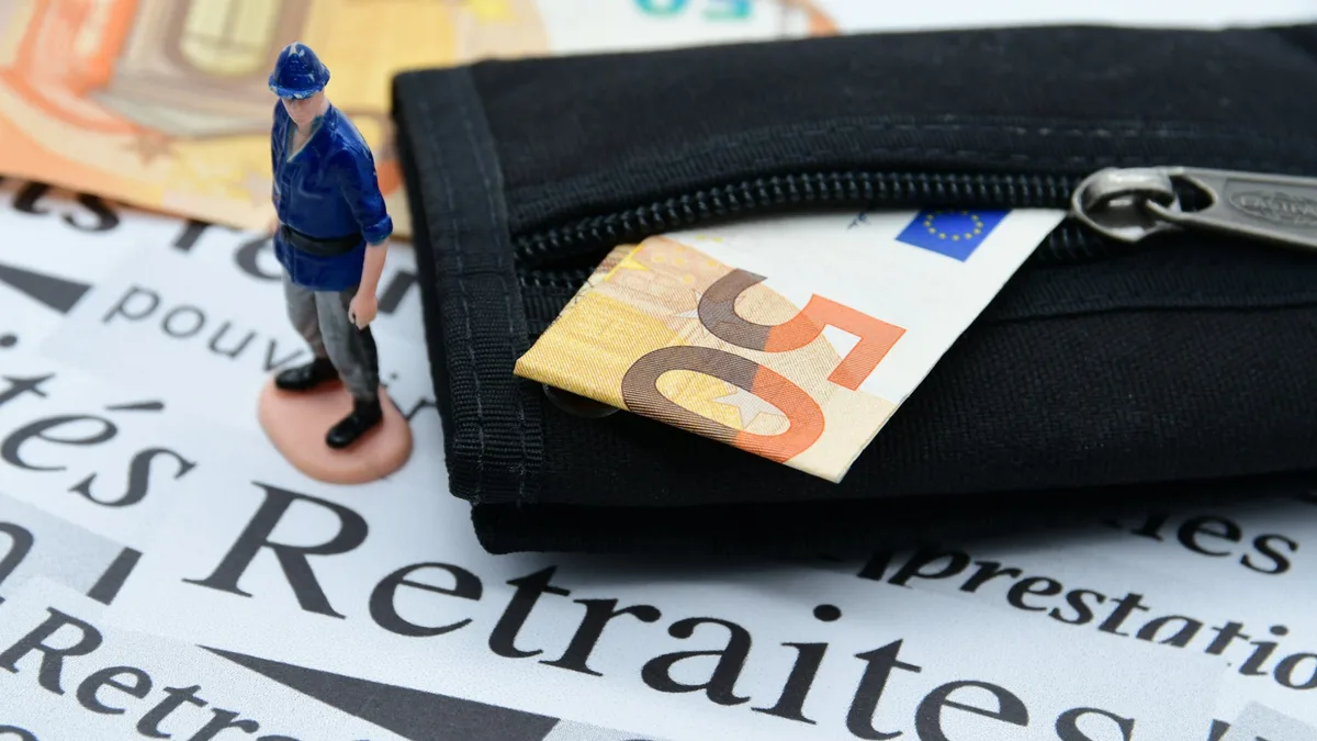 En plus d'un possible gel des retraites, le plafond de l'abattement fiscal de 10% pour les retraités pourrait être abaissé à 3.000 euros : la mesure rapporterait 1,4 milliard d'euros à l'État selon Bercy