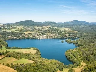 Moins cher que le bord de mer et tout aussi beau : ce lac au cœur des volcans d’Auvergne séduit les touristes